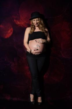 babybauch mit hut studio