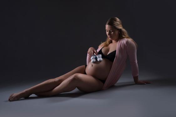 babybauch mit schühchen liegend studio