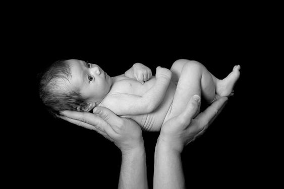 baby schwarzweiß auf hand