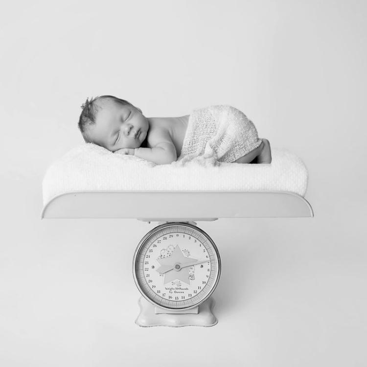 baby schlafend auf waage