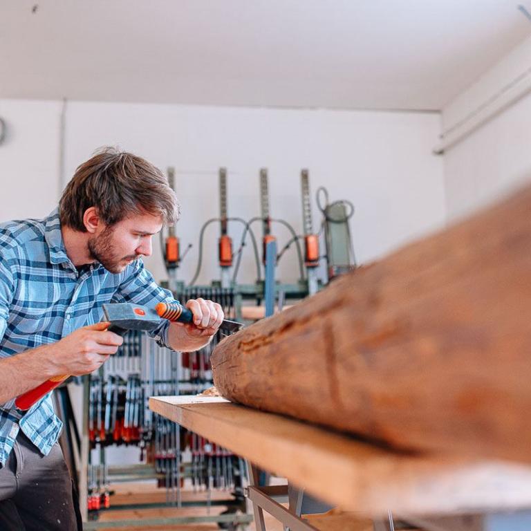 meister mit holz bearbeitung fotos werbung