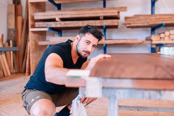 mann mit holz kontrolle werbeaufnahmen