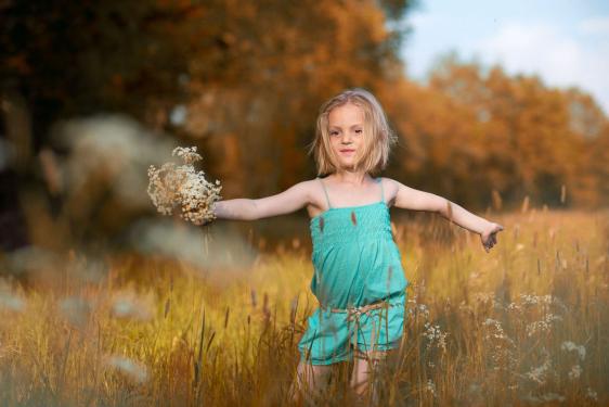 mädchen mit blumen im feld familienshooting