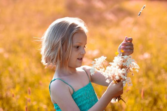 mädchen mit blume sonnenuntergang