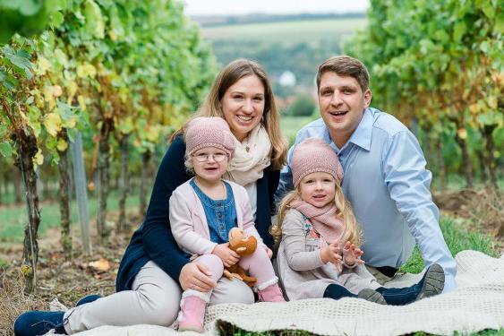 familie in den weinbergen