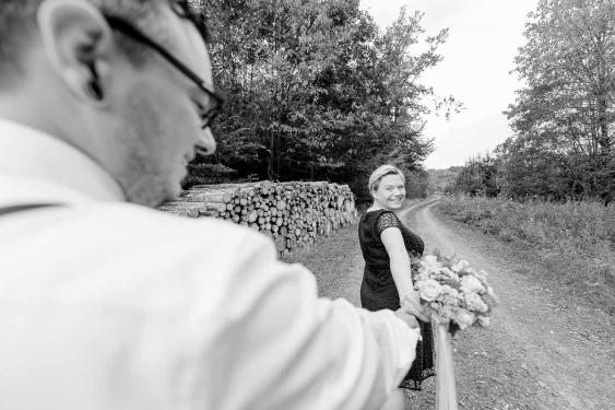 hochzeit brautpaar ilona mueller marktbreit kitzingen hochzeitsfotos fotos wuerzburg trauung fotostudio outdoor wiese