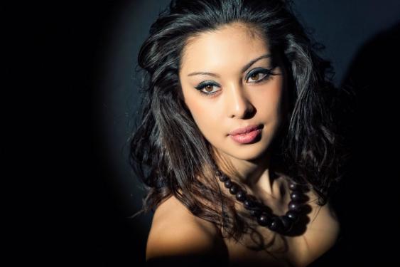 asiatische frau mit kette beatuy studio