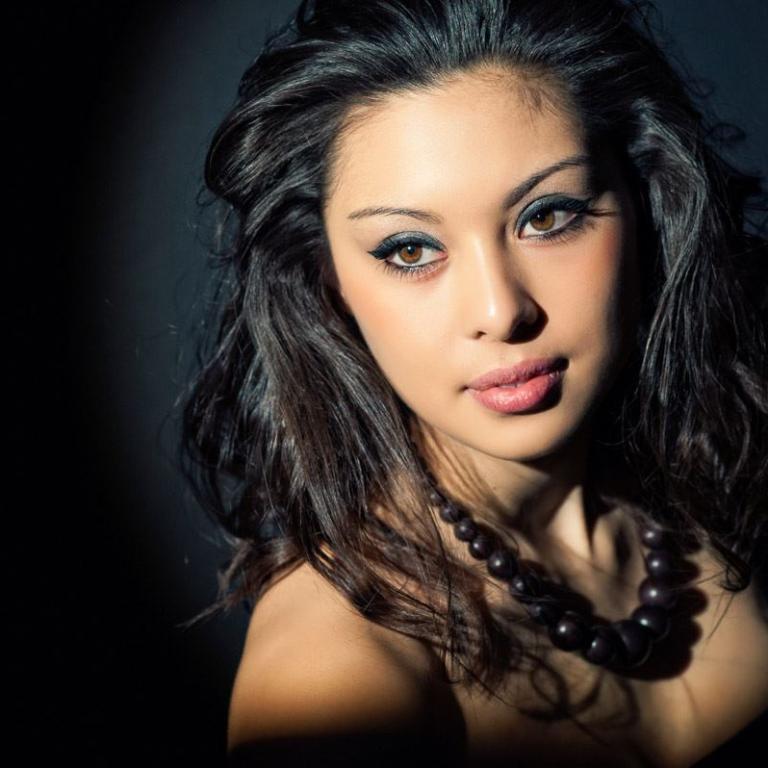 asiatische frau mit kette beatuy studio