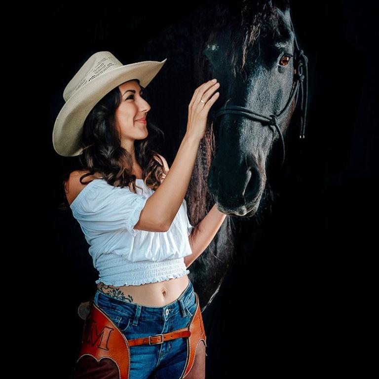 frau und pferd cowgirl hut jeans