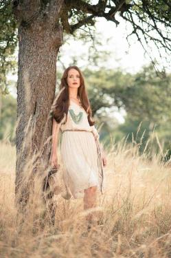 frau feld baum sommerkleid