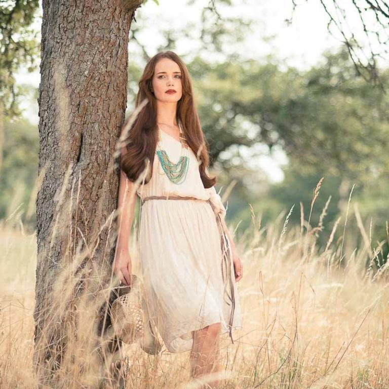 frau feld baum sommerkleid