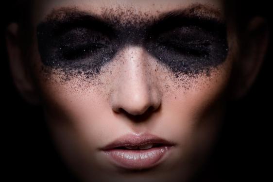 make up schwarzes puder augen im foto marktbreit