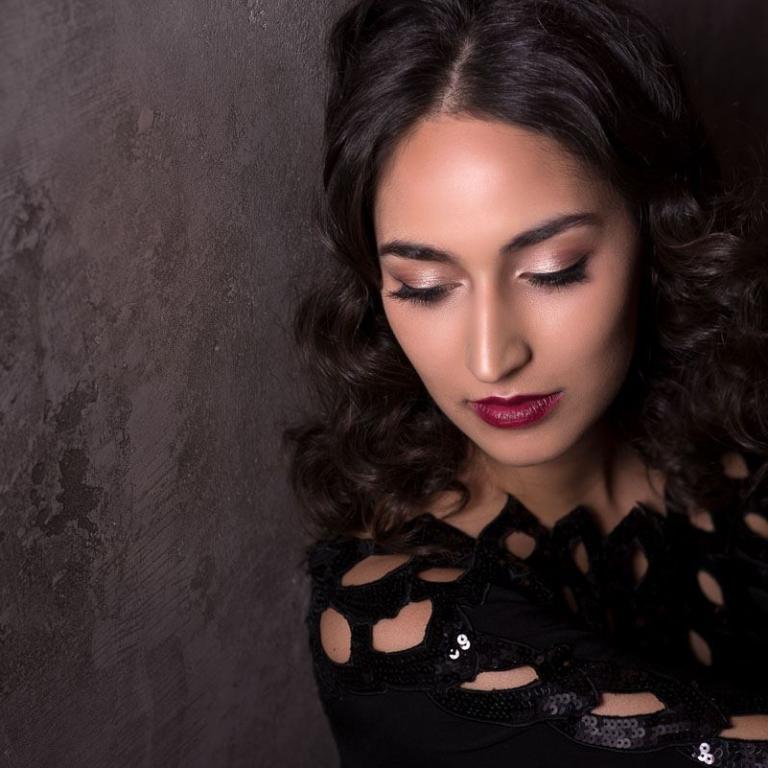 frau mit make up augen geschlossen