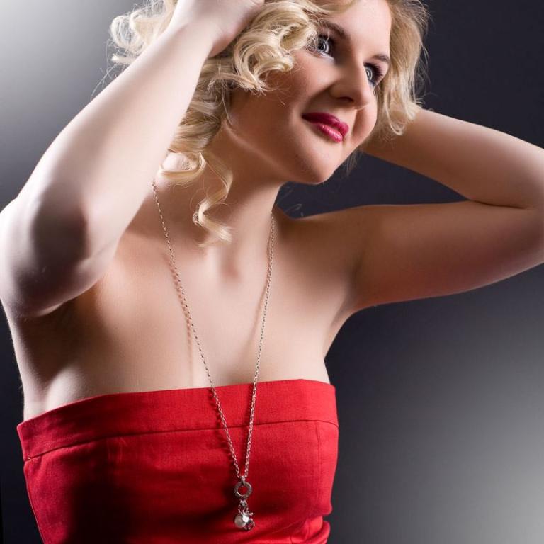 beautyportrait mit rotem kleid im foto