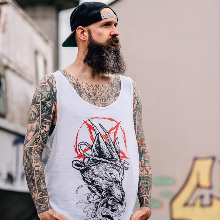 männerportrait mit tattoo baseballcap